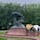 ワルシャワのワジェンキ公園には
大きなショパン像があります

毎週日曜にはここでショパンコンサートが開催されているらしく、像の周りにはベンチがたくさんありました。
この日はあいにくの雨でした😢

公園はとても広くてリスも🐿たくさんいました。