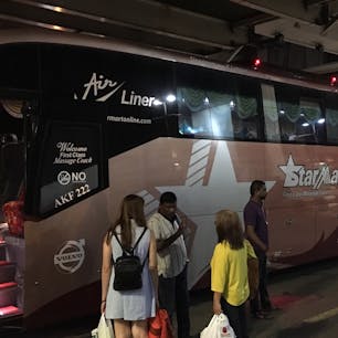 マレーシア🇲🇾KLから長距離バスでシンガポールに出発
20人くらい乗っていました。
椅子の感じは、新幹線のグリーン車って感じです。
５時間のバス旅の始まりです。