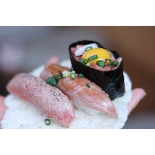 美味しすぎて感動で笑うしかできんかった飛騨牛のお寿司🍣