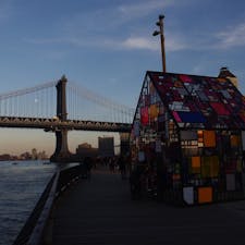 Tom Fruin’s Stained Glass House at Brooklyn bridge park
ダンボ地区のブルックリンブリッジパーク