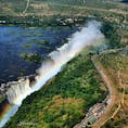 アフリカ。
ビクトリアフォール💦
ジンバブエとザンビアの国境にある滝、ヘリコプターからの空撮です。
水量も多く虹のかかった迫力の絶景は素晴らしい。ヘリコプターは助手席がオススメ👌