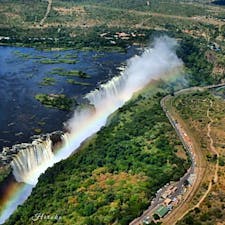 アフリカ。
ビクトリアフォール💦
ジンバブエとザンビアの国境にある滝、ヘリコプターからの空撮です。
水量も多く虹のかかった迫力の絶景は素晴らしい。ヘリコプターは助手席がオススメ👌