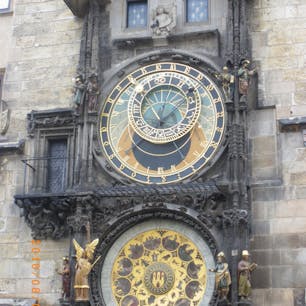 チェコ/プラハ
旧市庁舎のカラクリ時計。時報と共に始まる精巧なカラクリにびっくり。時計の文字盤のデザインが素敵でした。