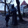 エストニア、タリン旧市街
修道士と少女