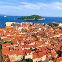 奥に見えるのはロクルム島です