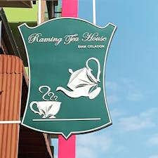ターペー通り、モン族市場とターペー門の間にあるサイアム・セラドンのショップ併設のカフェでまったり。

@Raming Tea House Siam celadon