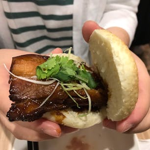 済南鮮でオーダーした、豚の角煮と香味野菜を自分で挟む台湾式バーガー。豚の角煮は、一皿10枚。二人で食べたもんだから、大満腹でした。