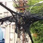 ベトナム/ホーチミン
市街の電信柱の電線。東南アジアはどこも似たようなものだけど、配線とか判ってるのだろうか？