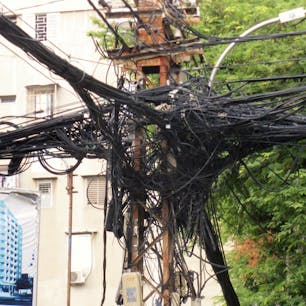 ベトナム/ホーチミン
市街の電信柱の電線。東南アジアはどこも似たようなものだけど、配線とか判ってるのだろうか？