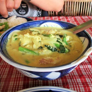 カンボジア/シュムリアップ
クメールキッチンという店で食べた、街の名物料理アモック。白身魚をスパイス効かせたココナッツミルクで煮込んだ料理。優しい味で日本人向き。