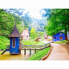 2019/09/12
トーベ・ヤンソンあけぼの子どもの森公園
ずっと気になっていたので、平日休を使ってドライブ。
広過ぎず休日散歩にぴったり👣
子どもが歩いてみたくなるしかけ、覗いてみたくなる作りでわくわく感満載だけど、平日は大人の撮影客の方が目立つ印象。

園内の飲食店はカフェ1つのみで、場所も栄えたところじゃないので少し行きずらいけど、入園料はかからず気軽に非日常感を味わえるスポット。
次は紅葉の頃に行きたいかな。