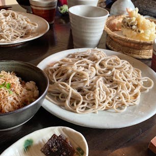 #嵐山よしむら #嵐山 #京都
2019年2月

炊き込みご飯にお蕎麦に天ぷら、湯豆腐...🥢
どれも本当に美味しくて日本人で良かった😊😊