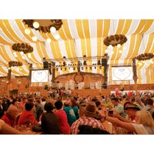 オクトーバーフェスト！🍻🍻🍻
ミュンヘンではなく、シュトゥットガルトにて！
飲んで歌って、楽しい！😊
席がいっぱいすぎて、空席を探すのに一苦労！笑