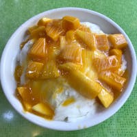 台北　ピンサンのマンゴーかき氷。マンゴーは冷凍物は使わないため、季節限定です。この日の残り１個をゲットしたため、後から来た方々の見せ物になりながらいただきました。