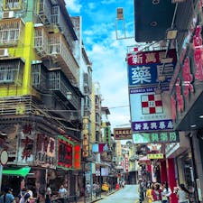 マカオにて。ポルトガル文化に影響された色鮮やかな街並みと中国語表記が混ざってるのがなんとも言えない…今年旅行した中で一番好きな写真！☺️
#マカオ #街並みが好き #macau #ポルトガル