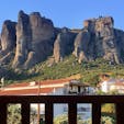 ギリシャ
カランバカ
ホテルの部屋のバルコニーに出ると、メテオラの奇岩が目の前に。そこには修道院も見え、朝7時には鐘が鳴り響いていました。