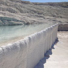 トルコのパムッカレ- 石灰岩の棚田。