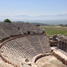 トルコのパムッカレの奥にあるヒエラポリス遺跡。ローマにあるコロッセオのような円形劇場。