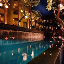 バリ島　滞在ホテル
プールの近くで木曜日限定のBBQを楽しめました(^^)
プールに浮かべられたキャンドルトとミュージックが非日常感を醸し出してくれます