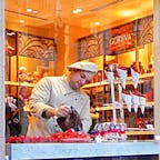 ベルギー
ブリュッセル
グランプラス
GODIVA本店
生のイチゴにチョコレートをディップした「ストロベリーコーン」が有名