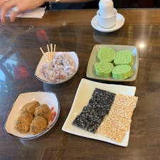 茶菓子
どれも美味でした〜
お土産にした手前胡麻も好評でしたが
黒糖わらび餅？？のようなこの茶菓子が特に大好評でした♪