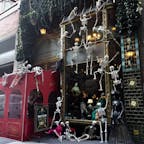 New York / Manhattan
49th Street
あるレストランバーのハロウィンのディスプレイは骸骨だらけ！