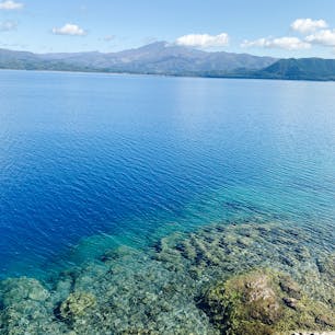 秋田県　田沢湖
日本一深い湖だそうです。
コバルトブルーに澄んだ湖には川魚がたくさん泳いでいるのが見れました！
とても透明度が高いです(^ ^)