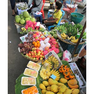 タイ/メークロン駅近辺
露天で売っている果物たちが、美しく見えての一枚。