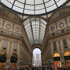 イタリア：ミラノ

ドゥオーモ前にあるガレリア❤️
全てが絵になるところ✨