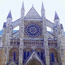 イギリス
ウェストミンスター寺院
エリザベス女王の戴冠式が行われた寺院であり、政治家や作家、ニュートンやダーウィン最近ではホーキング博士ら著名な科学者らも埋葬されています。