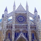 イギリス
ウェストミンスター寺院
エリザベス女王の戴冠式が行われた寺院であり、政治家や作家、ニュートンやダーウィン最近ではホーキング博士ら著名な科学者らも埋葬されています。
