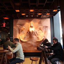 New York / Manhattan
Meatpacking District

The Starbucks Reserve Roasteryニューヨーク店には、NYのアーティストが手がけた、スタバのシンボルマークの人魚セイレーン像が！