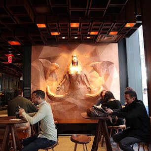 New York / Manhattan
Meatpacking District

The Starbucks Reserve Roasteryニューヨーク店には、NYのアーティストが手がけた、スタバのシンボルマークの人魚セイレーン像が！