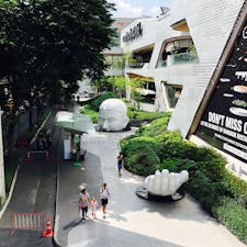 バンコク セントラルワールド
顔と手を発見👀