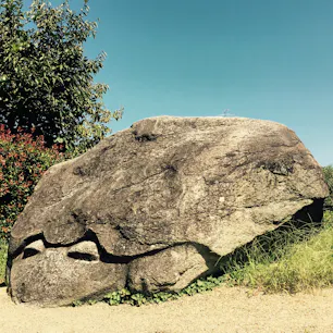 奈良県　明日香村　亀石は当麻の蛇の仕業で湖が干上がって死んでしまった亀を弔ったもので、元は北向きだったものが現在の南西へと向きを変えており、亀が当麻の方向である西を向いた時、大和国一帯が泥の海に沈むという怖い伝説も残されています。