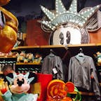 New York / Manhattan
Disney Store Times Square

タイムズスクエアにあるディスニーストアには、NYでしか買えないディズニーアイテムがいっぱい！
