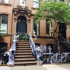 New York / Manhattan
グリニッジビレッジ

グリニッジビレッジの高級住宅街のハロウィンディスプレイ。Sex and the cityのキャリーの家の数件隣のアパートメントです！