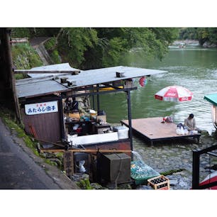 【京都】


嵐山　
南側の川沿いをしばらく歩いてくと
風情抜群で開放感たっぷりな
茶屋に辿り着きます。