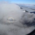 ニューヨーク行きの飛行機の窓から。
飛行機の影が雲に写って不思議な光景に！