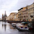 サンクトペテルブルクの運河沿いに「血の上の救世主教会」を望む。ロマノフ朝ロシア帝国第12代皇帝アレクサンドル2世はこの地で暗殺された。