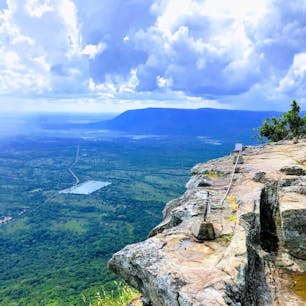 プレアヴィヒア寺院。四駆を乗り継いだ山の頂上にあります。シェムリアップ市内から少し遠いですが、行く価値あり。
