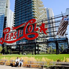 New York /  Queens
Gantry Plaza State Park
歴史的建造物に指定されている「Pepsi-Cola」のサイン。クイーンズ地区のランドマークの一つです。