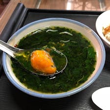 魯肉飯屋のスープは、鍋に並んでて気になったこの緑のにチャレンジ…緑とトロミの正体はたぶんモロヘイヤで、上にはシラス、中には出汁の煮干とオレンジ色のカボチャがひとかけら。なんていうか滋養のある味だった✨
#山河魯肉飯 #台中 #第二市場