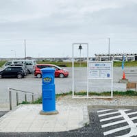 青いポストが目印。