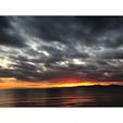 無加工だけどいい写真。iPhoneで撮っても綺麗に写る、この曇り加減と夕日の燃える感じはなんといっても心躍る⤴︎涼しさと塩の匂いがマッチ！♡綺麗だった〜


#江ノ島　#江の島　#神奈川県　#海