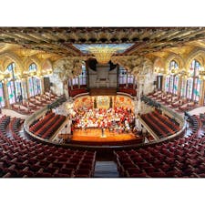 🎻バルセロナにあるコンサートホール、カタルーニャ音楽堂。
🎨華やかな装飾、カラフルな色使い、エレガントかつスタイリッシュな空間は、とにかく、ワオ！
💝空間自体が鮮やかな音楽を奏でているような幸せな雰囲気で、目から沢山のご褒美を貰ってる気分。
🌸ガウディの師匠で「花の建築家」とも呼ばれるモンタネール先生が手がけた建築で、1997年に世界遺産にも登録済み。
👏とりあえず言わせて欲しい。カタルーニャ音楽堂、あっぱれ！