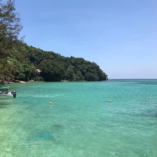 マレーシア サピ島の青い海