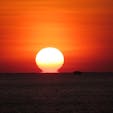 ベトナム　ダナン  ミーケビーチの朝日です。
私はカメラ初心者ですが、最高の朝日が撮れました。
船のシルエットが良い雰囲気を出してます。