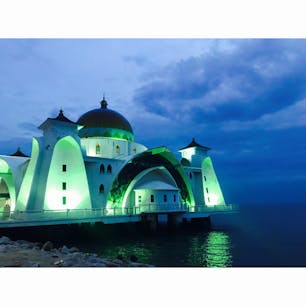 マレーシアの海辺のモスク