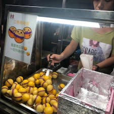 行きの飛行機で隣になった台中の若者カップルが教えてくれた「地瓜球」。なんだろう🤔💭と思ってたらサツマイモ生地をまん丸に揚げたスイーツだった🍠揚げたて熱々を食べられておいしかった〜
#地瓜球 #台湾
